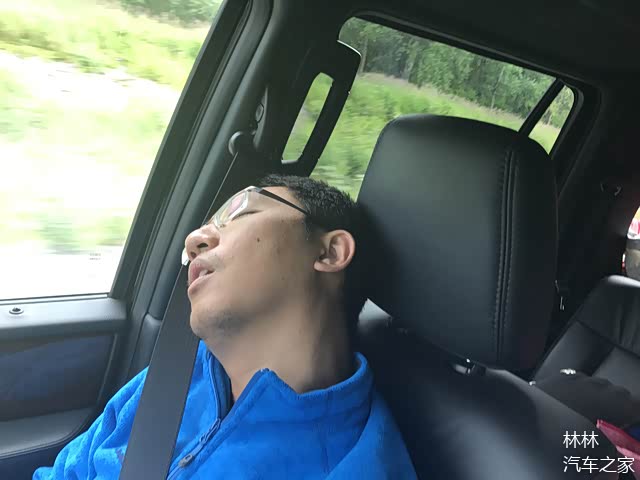 旅行策划的职业风险:睡姿这么销魂被偷拍下来
